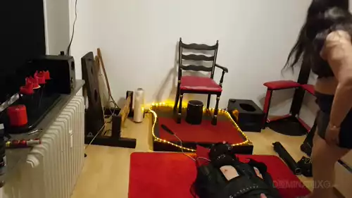 Esclavo de látex atormentado - pinzas en pezones, facesitting y cuerda en la polla